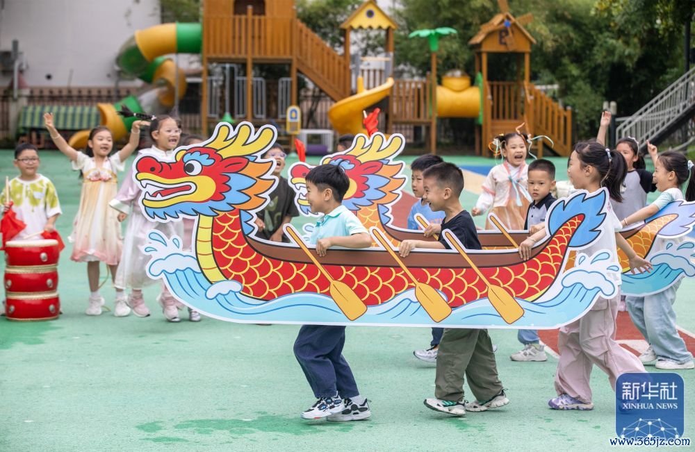 ↑ 6月16日,江苏省南通市通州区通州幼儿园的孩子们在投入旱地龙舟赛。新华社发(翟慧勇摄)